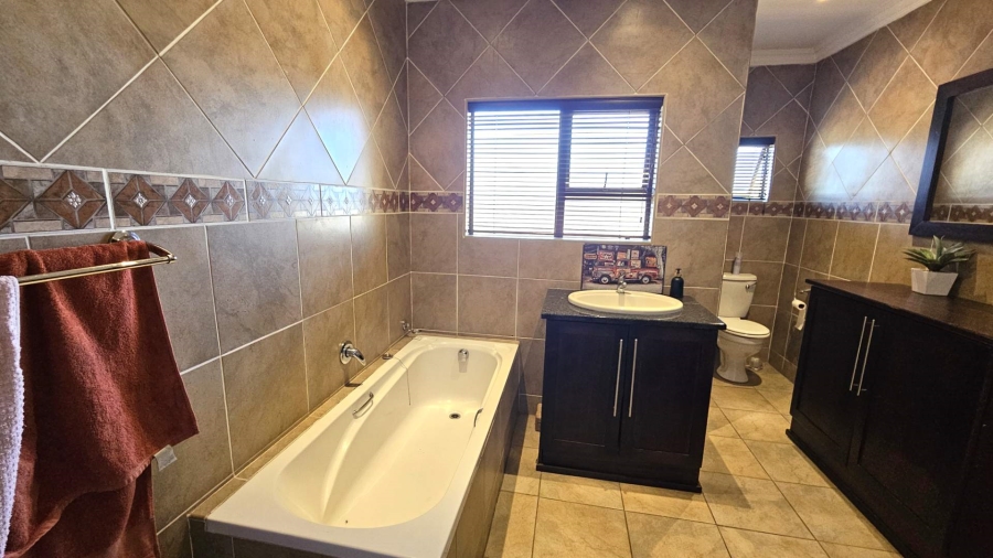 5 Bedroom Property for Sale in Birdwood Estate North West